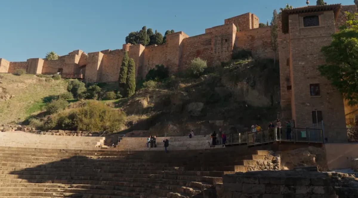 Murallas de la Alcazaba y graderío del Teatro Romano